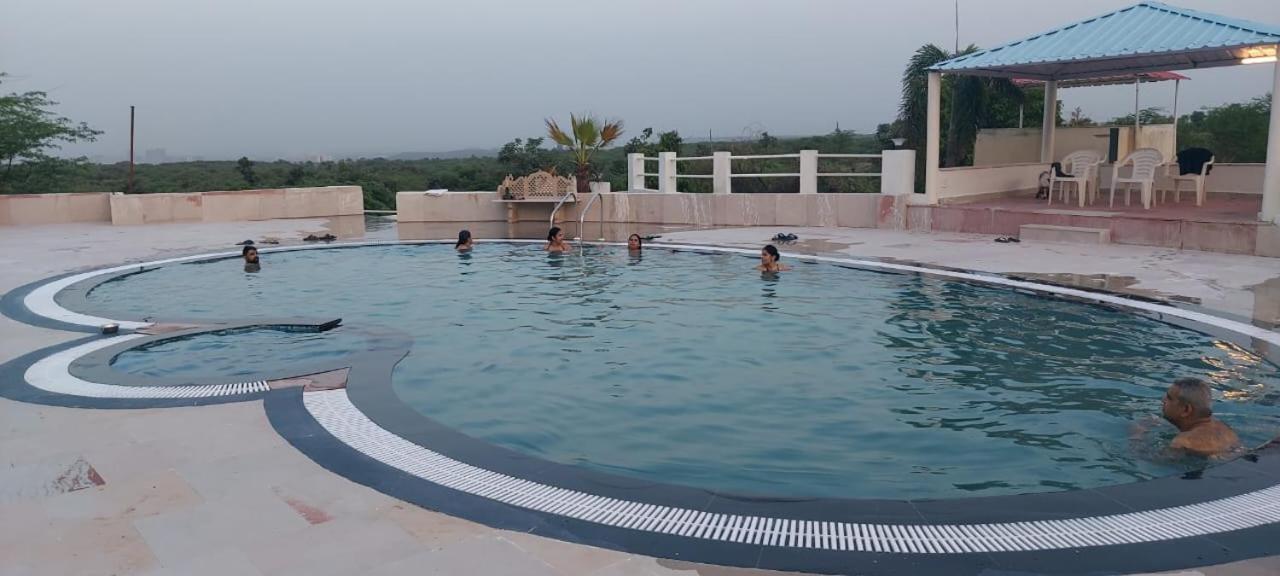 グルガウン Aravali Hill View Estateヴィラ エクステリア 写真