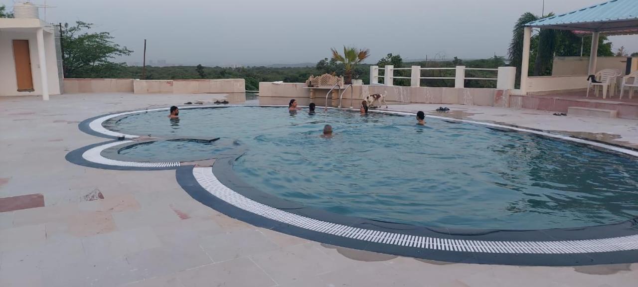 グルガウン Aravali Hill View Estateヴィラ エクステリア 写真