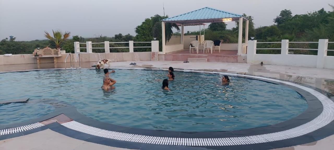 グルガウン Aravali Hill View Estateヴィラ エクステリア 写真