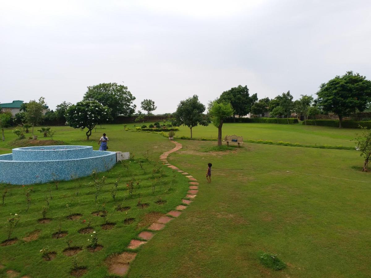 グルガウン Aravali Hill View Estateヴィラ エクステリア 写真