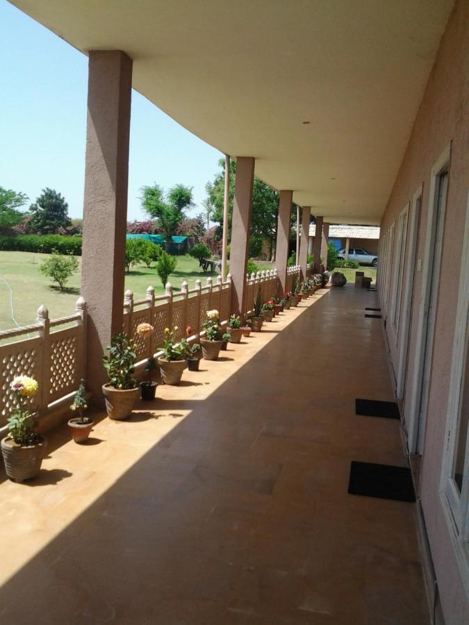 グルガウン Aravali Hill View Estateヴィラ エクステリア 写真